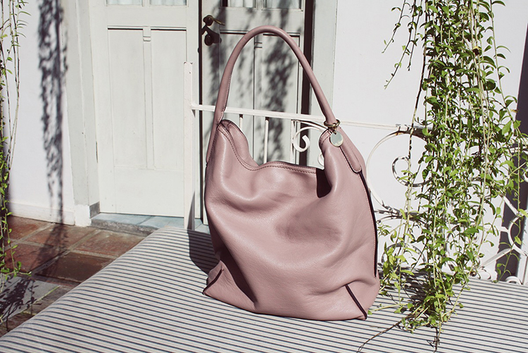 Beach gold fashion blogger bali brown feather hotel rabeanco bag