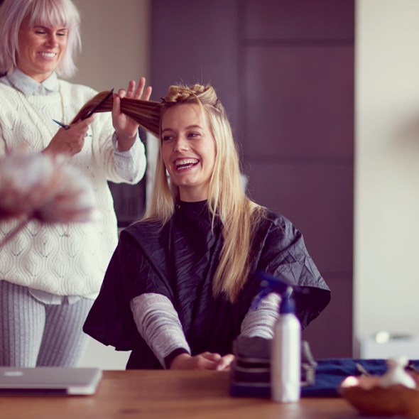 Fashion blogger Gyld hairdresser at home
