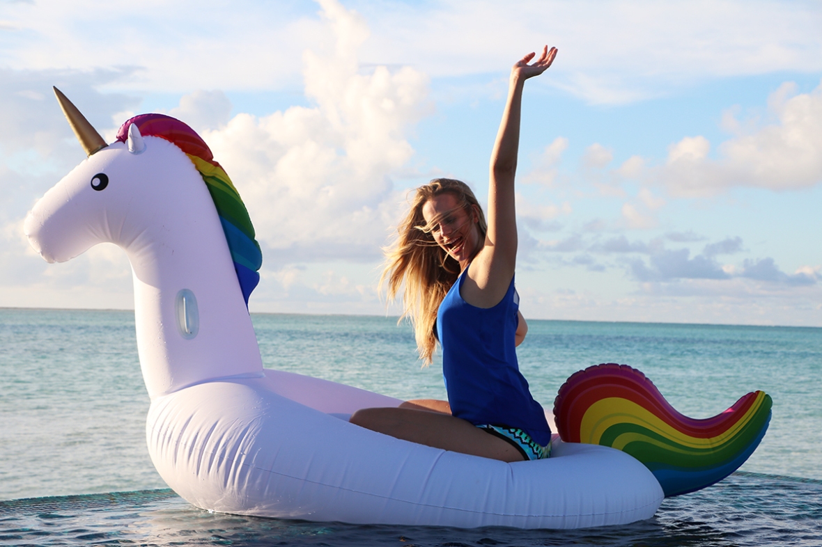 Get floaty Unicorn inflatabel Conrad Maldives Fashion Blogger