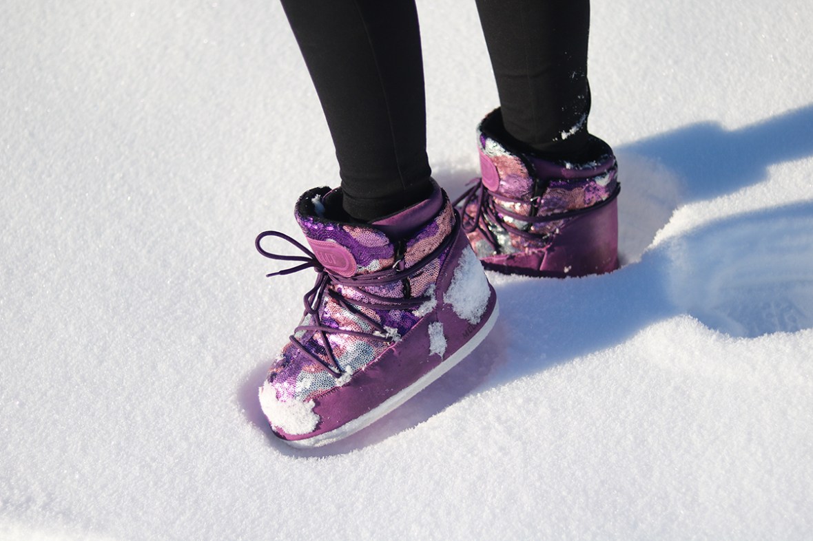 Dressing in the snow Moonboot sequin reins faux fur blogger