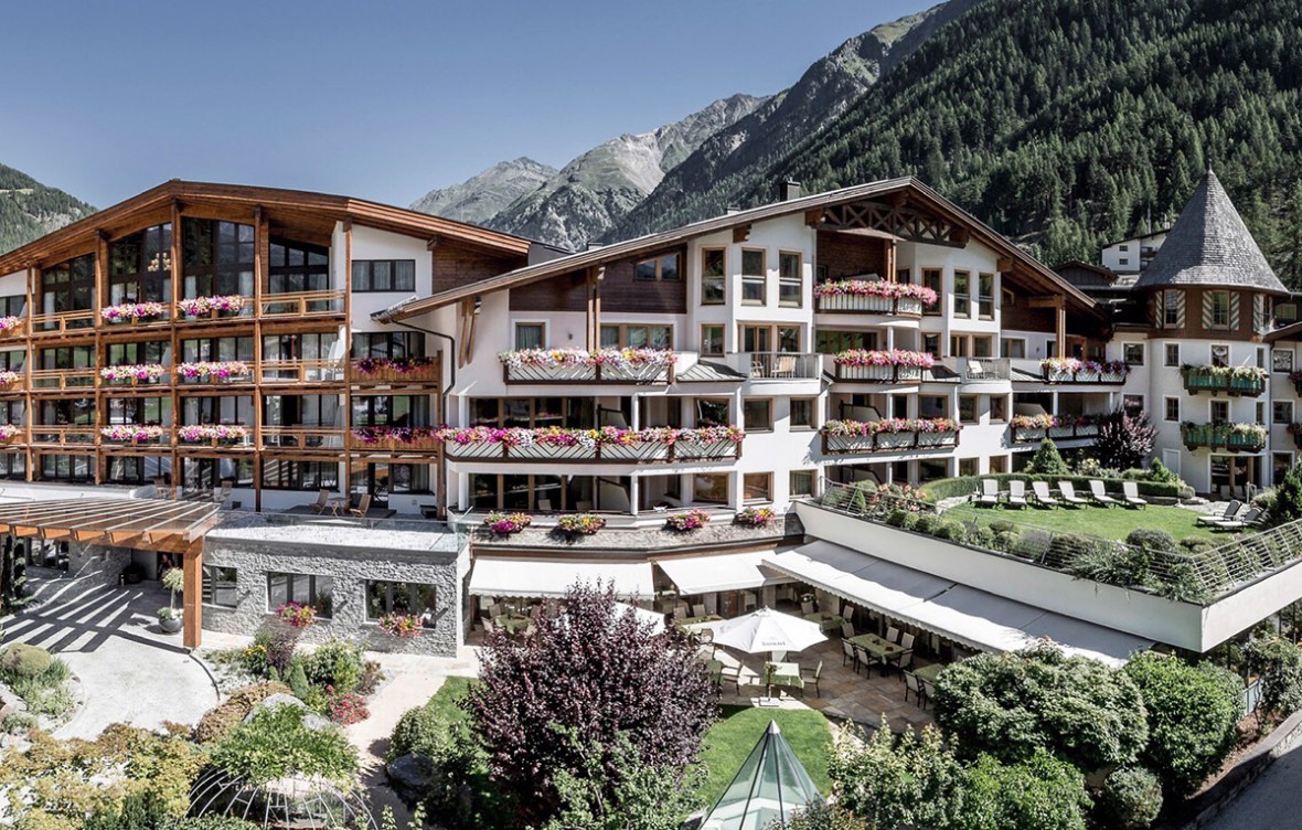 Blogger Hotel review Das Central Austria Flowers