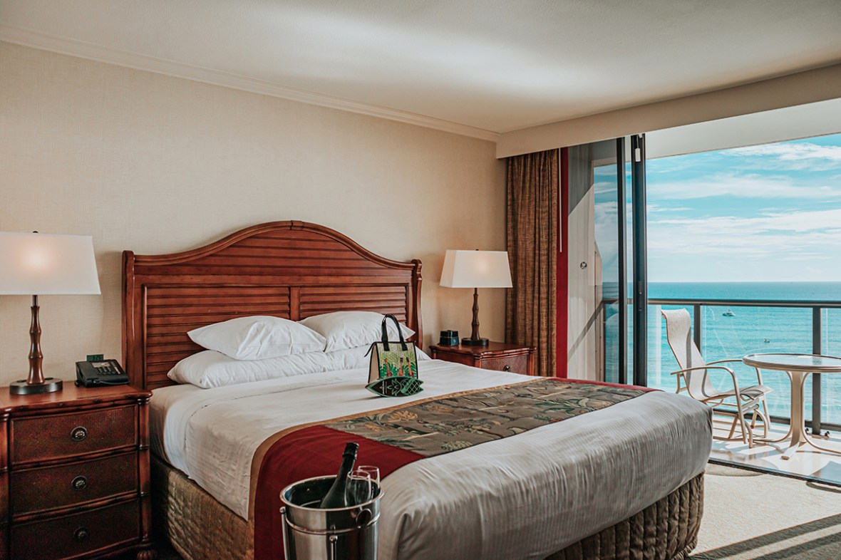 Review Outrigger Resort Waikiki Voyager 47 lounge Merel