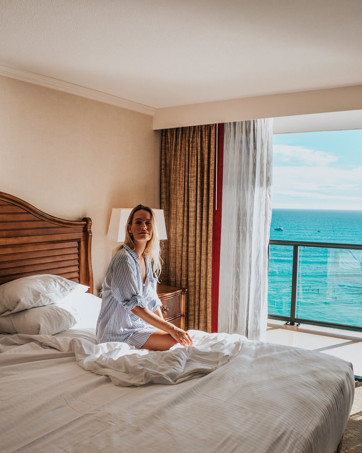 Review Outrigger Resort Waikiki Sunrise Shack lounge Merel